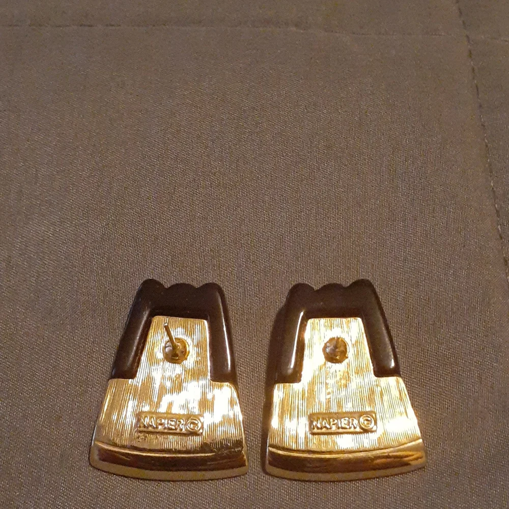 NAPIER VINTAGEGOL PLATED Earrings with black. 1 1/2" X 1" (pierce ears) ( L7 BB) - Picture 3 of 3
